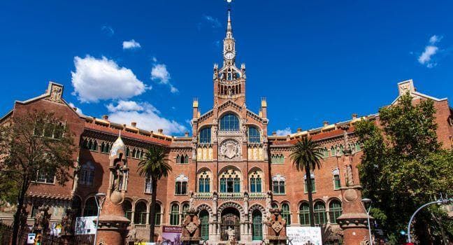 Fotografia dell'esterno di Antic Hospital de la Santa Creu di Barcellona in una giornata di sole